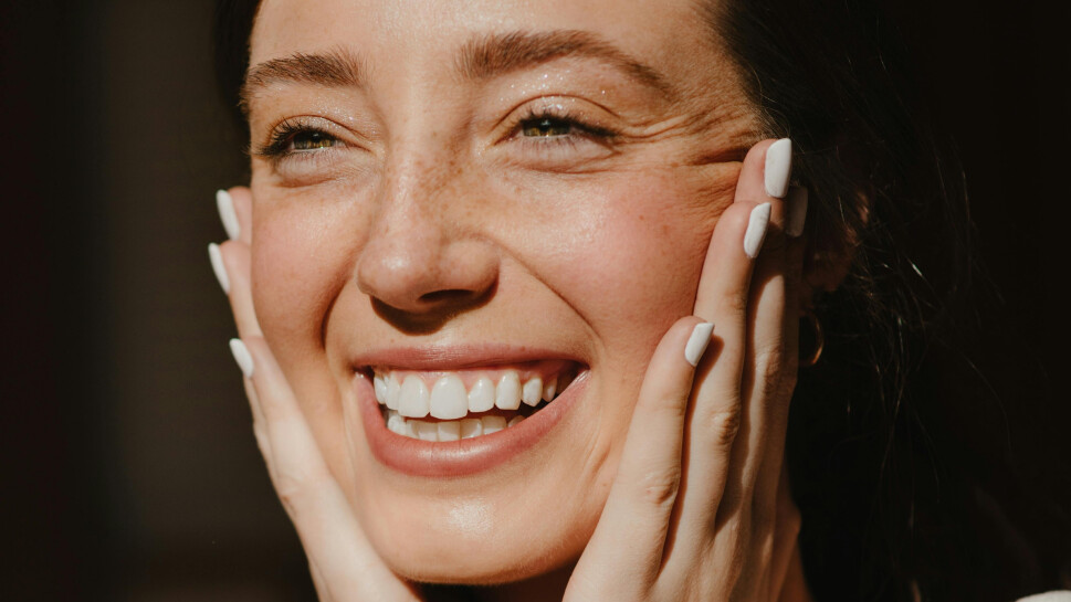 Lachende dame in een lichte kamer