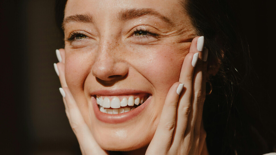 Lachende dame in een lichte kamer