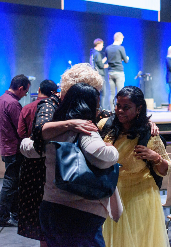 vrouwen die elkaar omhelzen.