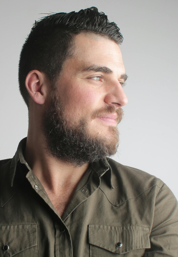 man met baard kijkt vriendelijk naar rechts