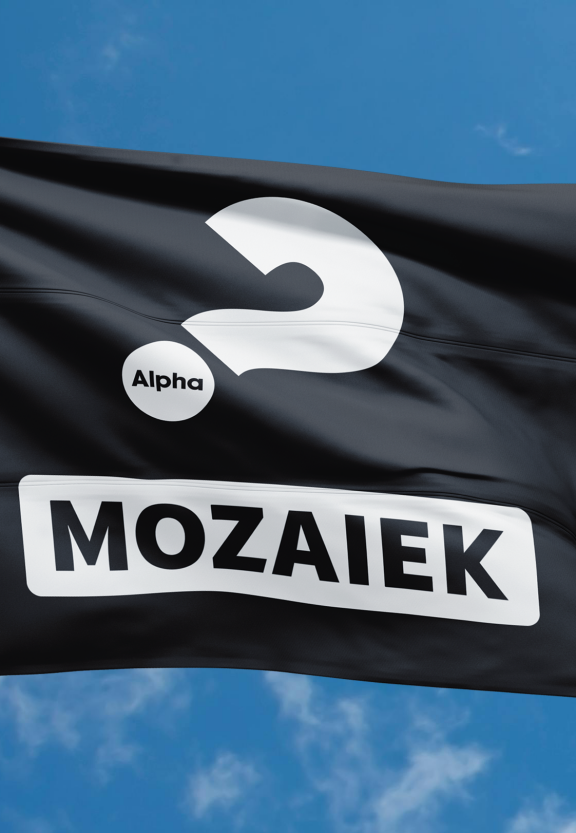 Vlag met de logo's van Alpha en Mozaiek