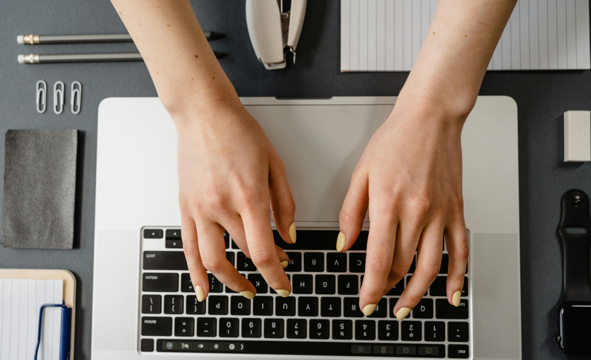 Handen, typend op een laptop