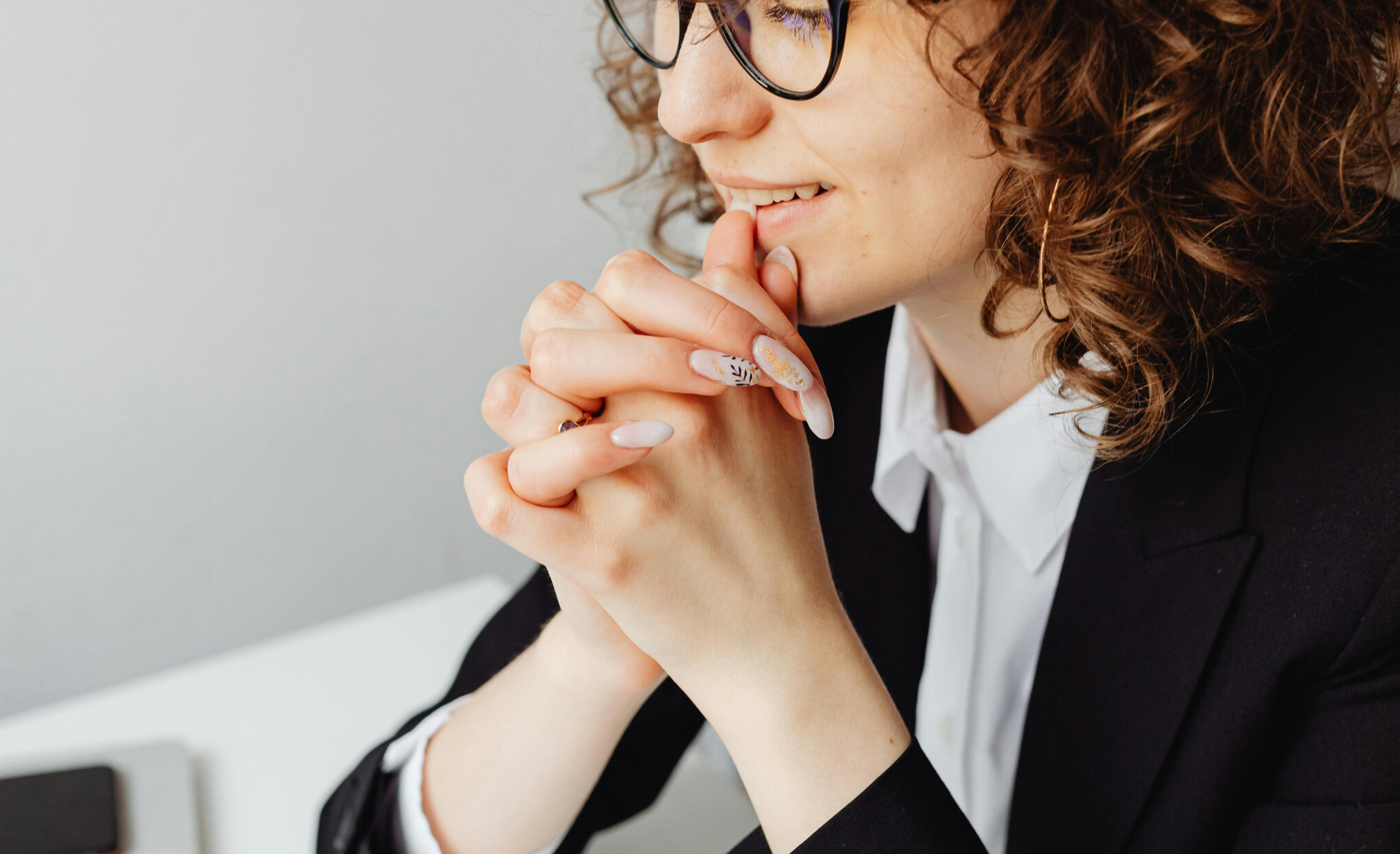 Vrouw, biddend bij een laptop