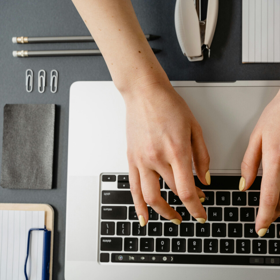 Handen, typend op een laptop