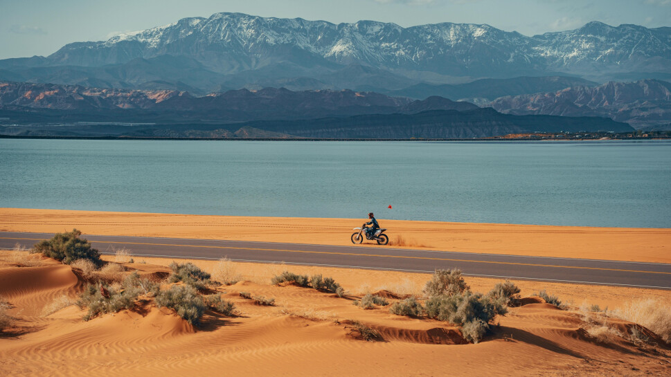 crossmotor in landschap