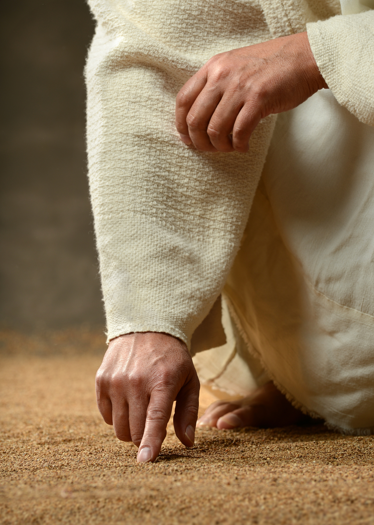 jesus writing in the sand john 8