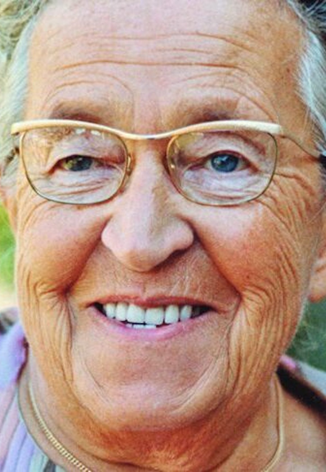 silhouette van man die bidt in de bergen.