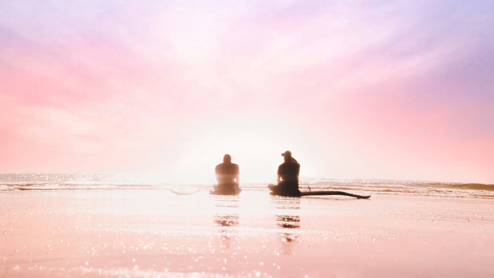 twee mensen op het strand in het volle licht
